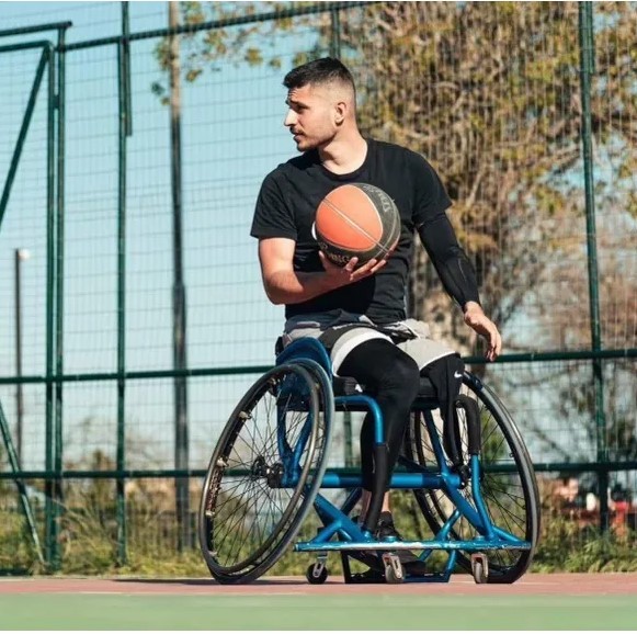 Μπήκαμε μέσα σε ένα εργαστήρι δημιουργίας τεχνητών μελών στην Αθήνα- Άντυ Κουκλάδα- Reader.gr