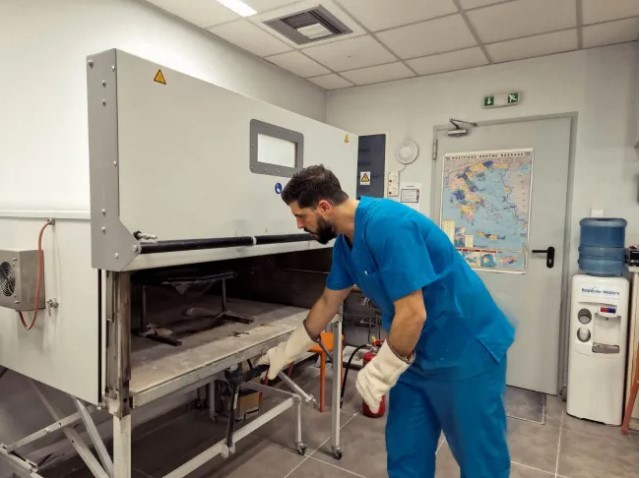 Μπήκαμε μέσα σε ένα εργαστήρι δημιουργίας τεχνητών μελών στην Αθήνα- Άντυ Κουκλάδα- Reader.gr